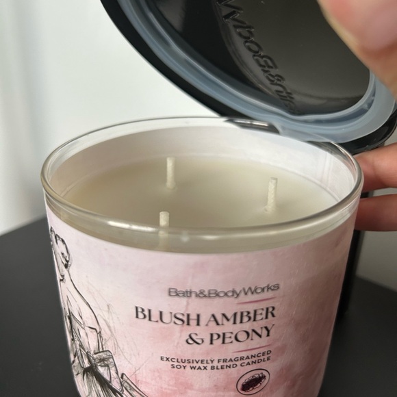 Bath and Body Works Blush Amber and Peony Candle - Picture 2 of 3